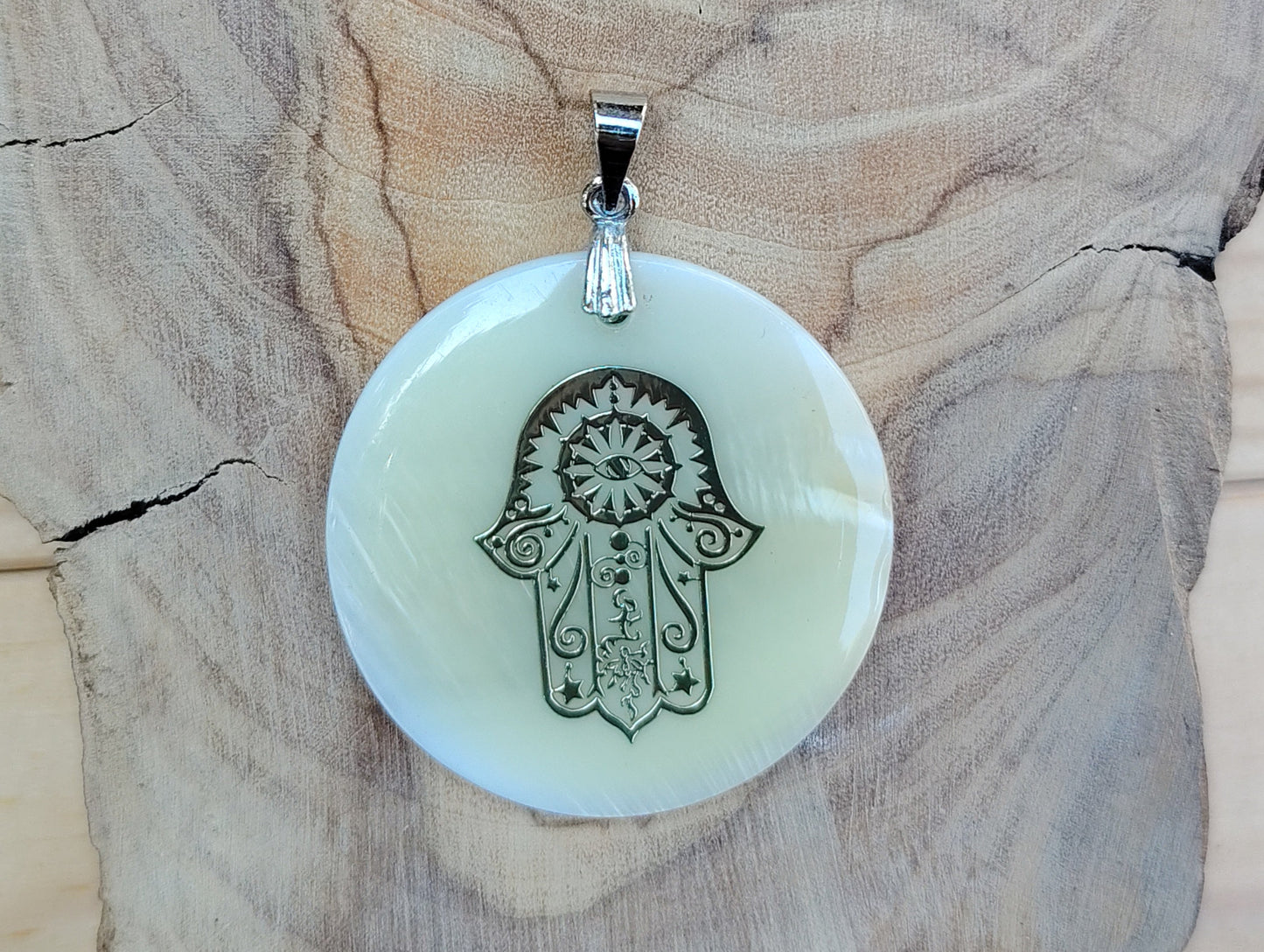 Pendentif "grande main de Fatma Nacre"