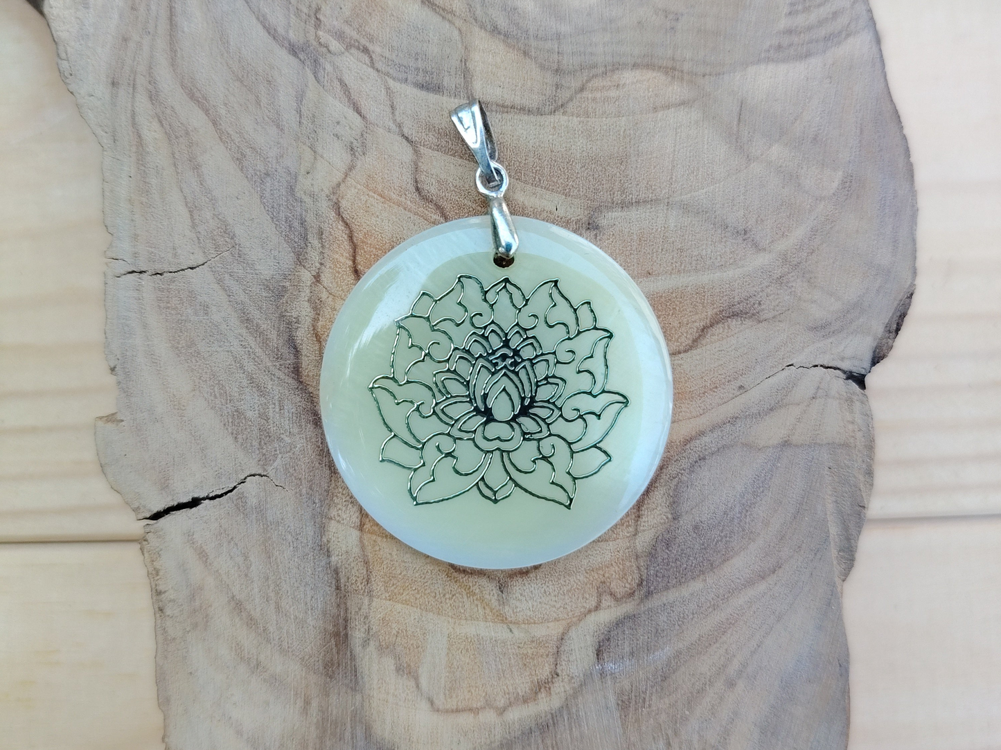 Pendentif "Fleur de lotus Nacré"