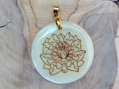 Pendentif "Fleur de lotus Nacré"